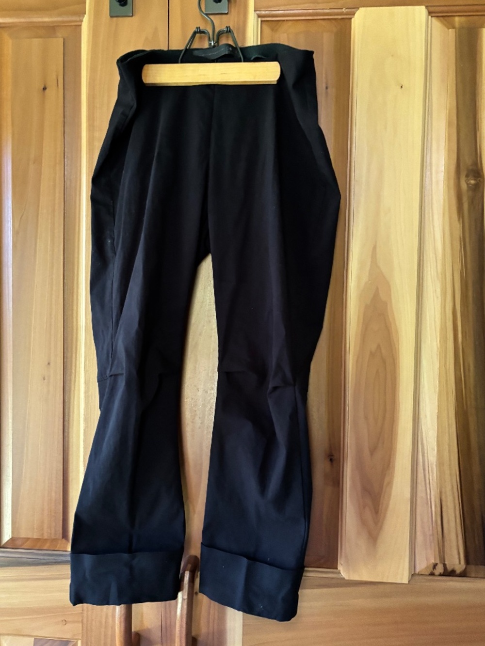 Porto SF Size 2 Vespa cuffed capri pants in Black
